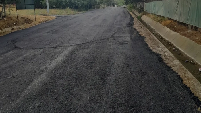 BAŞKAN ONUR BOZKURTER, ÇAĞRILARA KULAK VEREREK, YILLARDIR ATIL BİR DURUMDA OLAN BOZUK, ÇAMURLU VE ÇUKURLU YOLU ASFALTLADI!!!