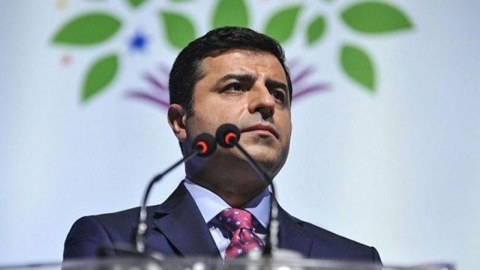 Selahattin Demirtaş hakkında “devletin birliğini ve ülke bütünlüğünü bozmaya yardım” suçundan 20 yıl hapis cezası verildi.